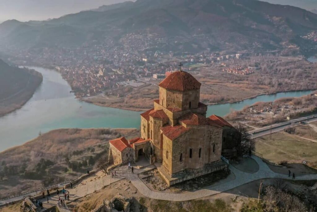 ისტორიული ჯვრის მონასტერი, რომელიც მცხეთას გადაჰყურებს, საქართველოში