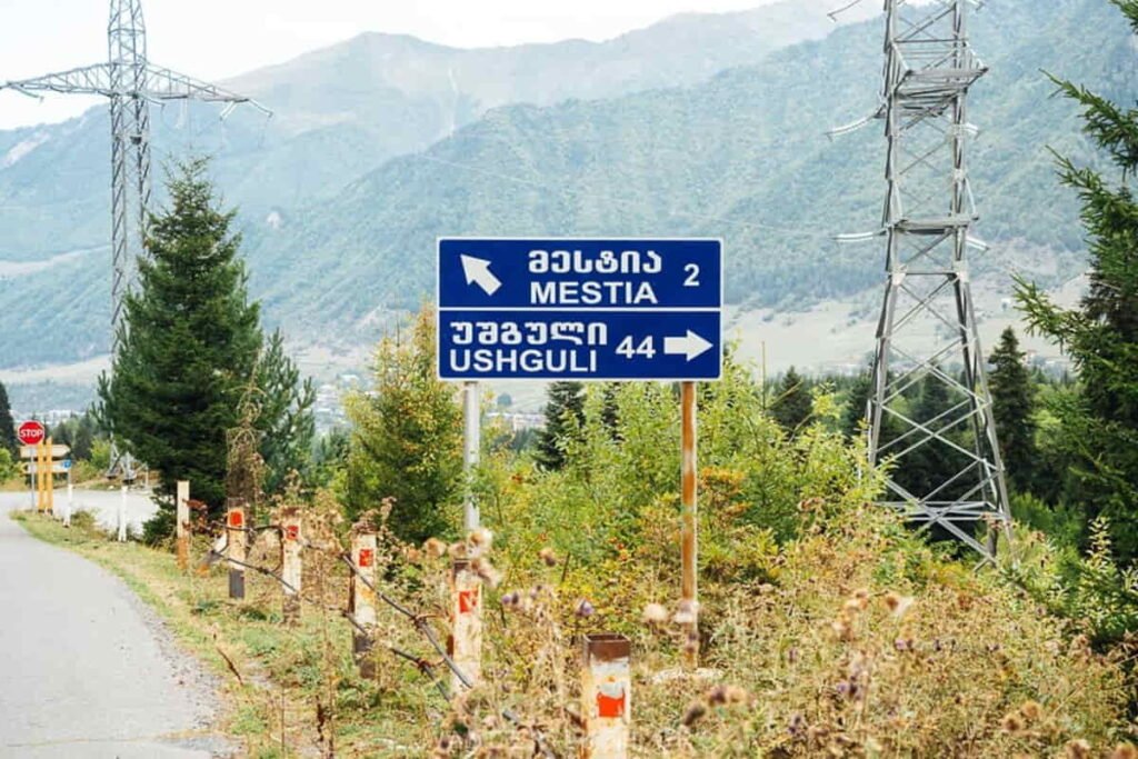 საგზაო ნიშანი, რომელიც მიუთითებს მესტიამდე მანძილს
