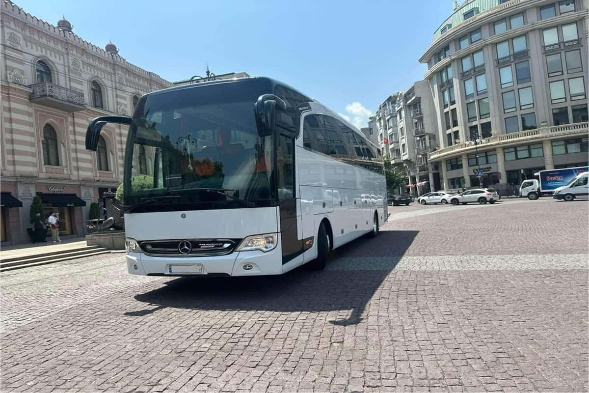 46 ადგილიანი ავტობუსის გაქირავება თბილისში Mercedes-ის ავტობუსი ჯგუფური მგზავრობისთვის