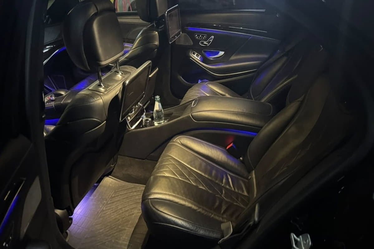 Роскошные пассажирские сиденья для VIP-пассажиров в салоне Mercedes Maybach Tbilisi