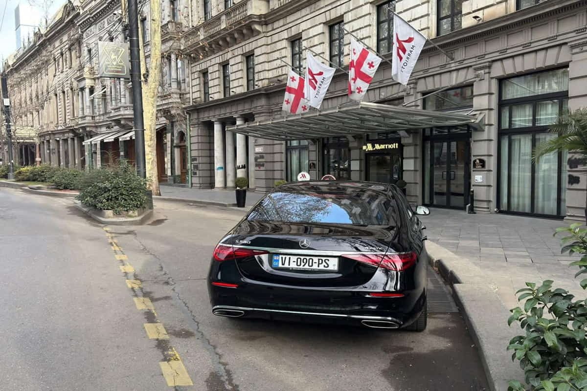 Прокат Mercedes S-Class в Тбилиси у входа в отель Marriott