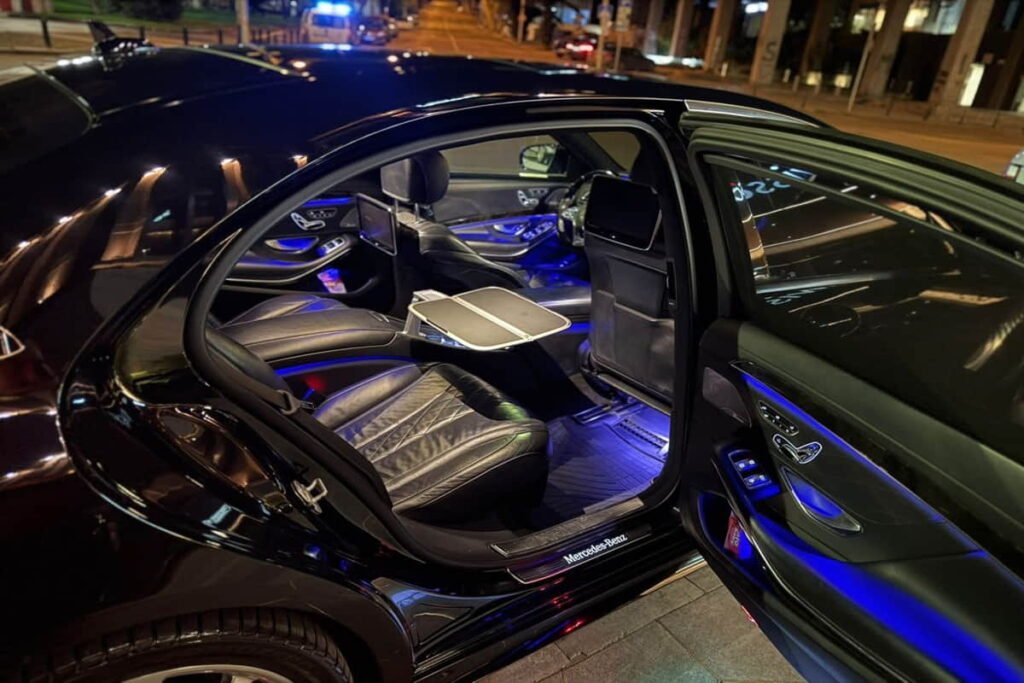 Mercedes Maybach-ის უკანა ინტერიერი გარემოს განათებით და დასაკეცი მაგიდით