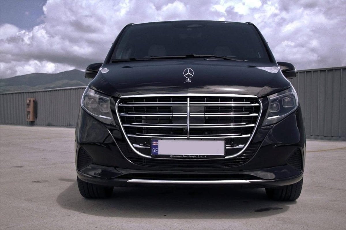 Вид спереди на Mercedes V-Class 2026 в Тбилиси